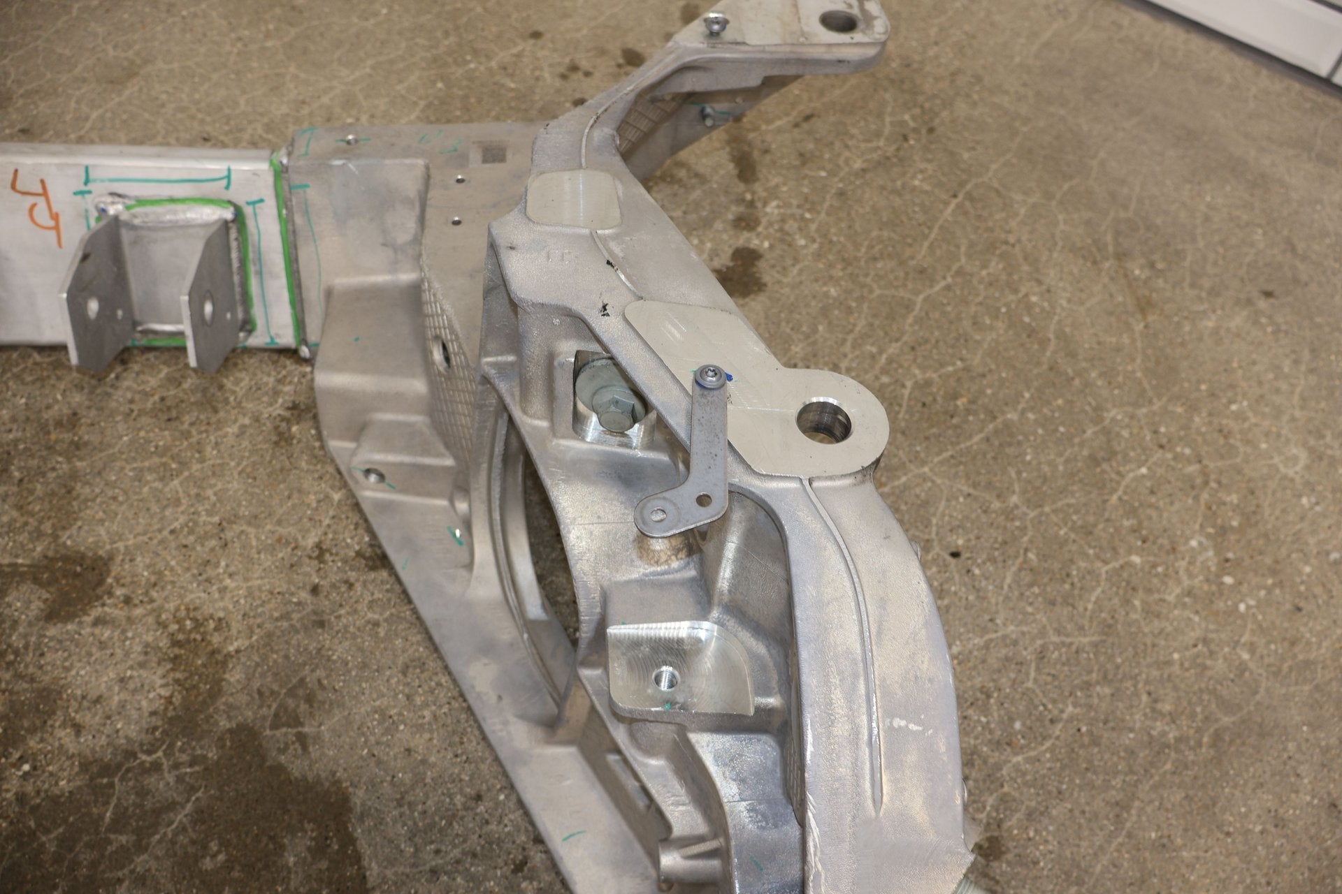 Crossmember K-Frame, 2022, Rivian, R1S
