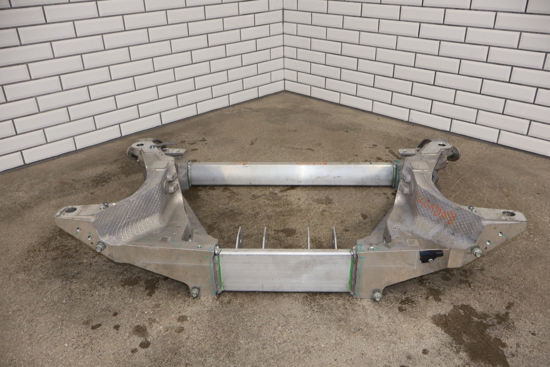 Crossmember K-Frame, 2022, Rivian, R1S