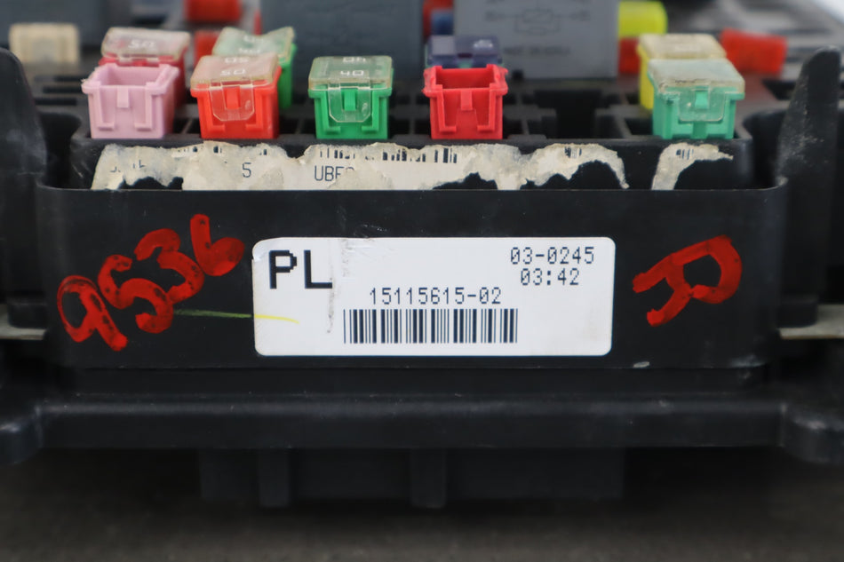 2005 Chevrolet Silverado 2500 GMT800 8.1LL Gasoline Engine Fuse Box 15811689