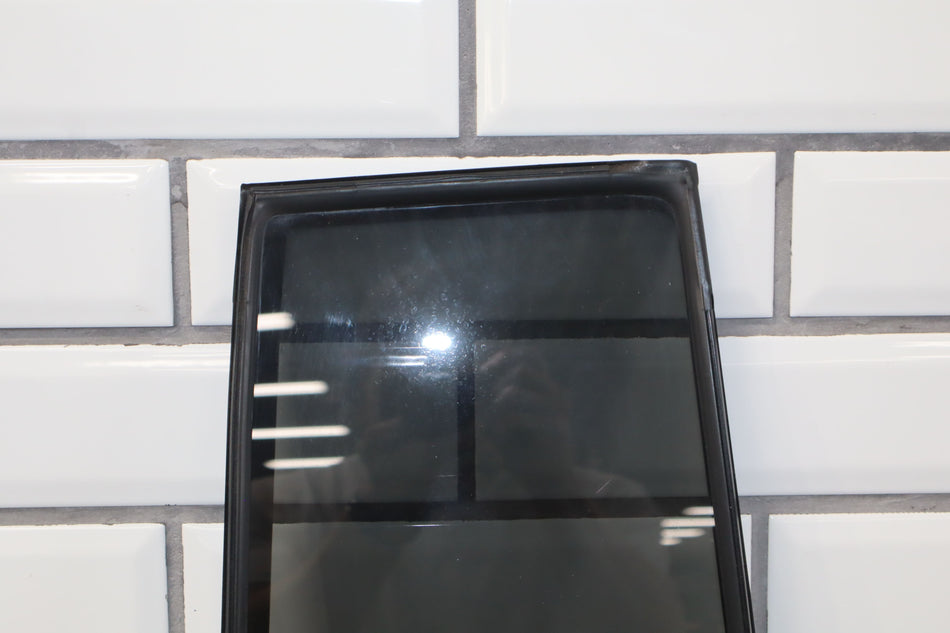 98-07 Lexus LX470 / LandCruiser V8 Right Passenger Rear Door Vent Glass W/Seal