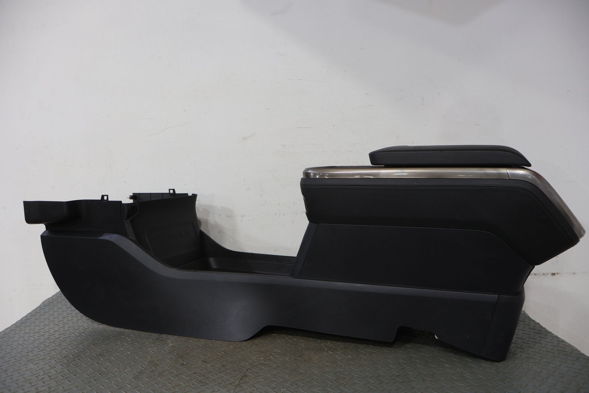 Front Console, 2022, Rivian, R1S