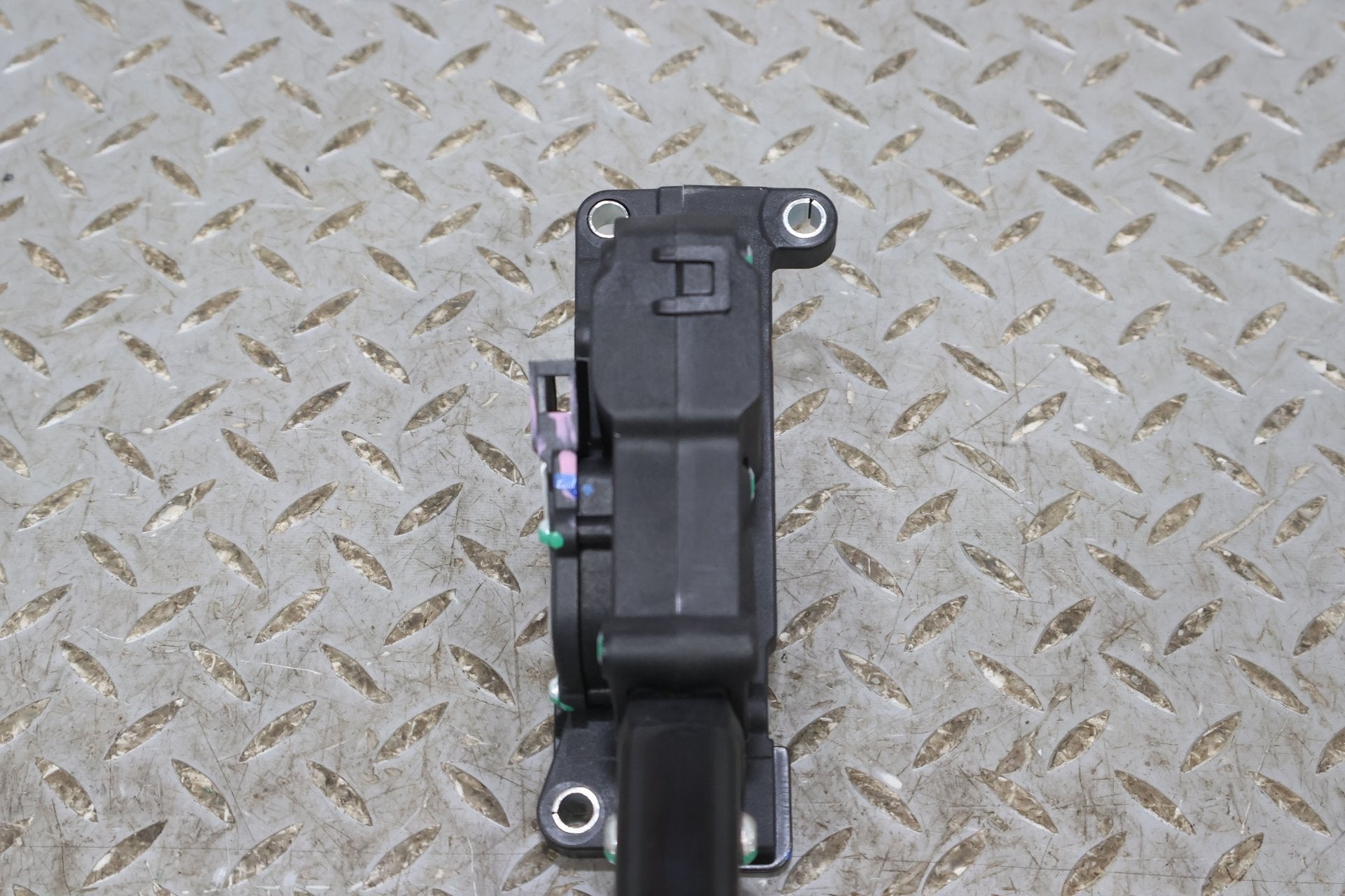 Gas Pedal, 2022, Rivian, R1S