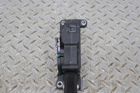 Gas Pedal, 2022, Rivian, R1S
