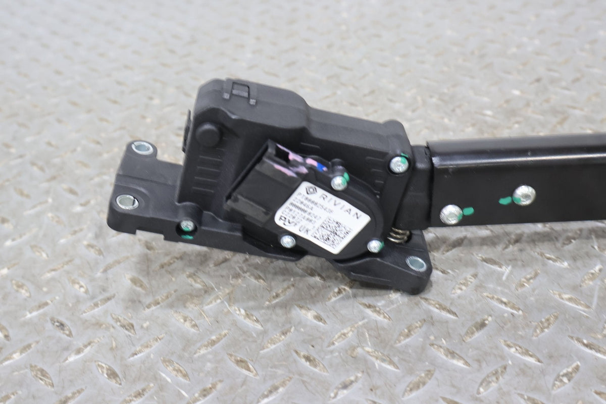 Gas Pedal, 2022, Rivian, R1S