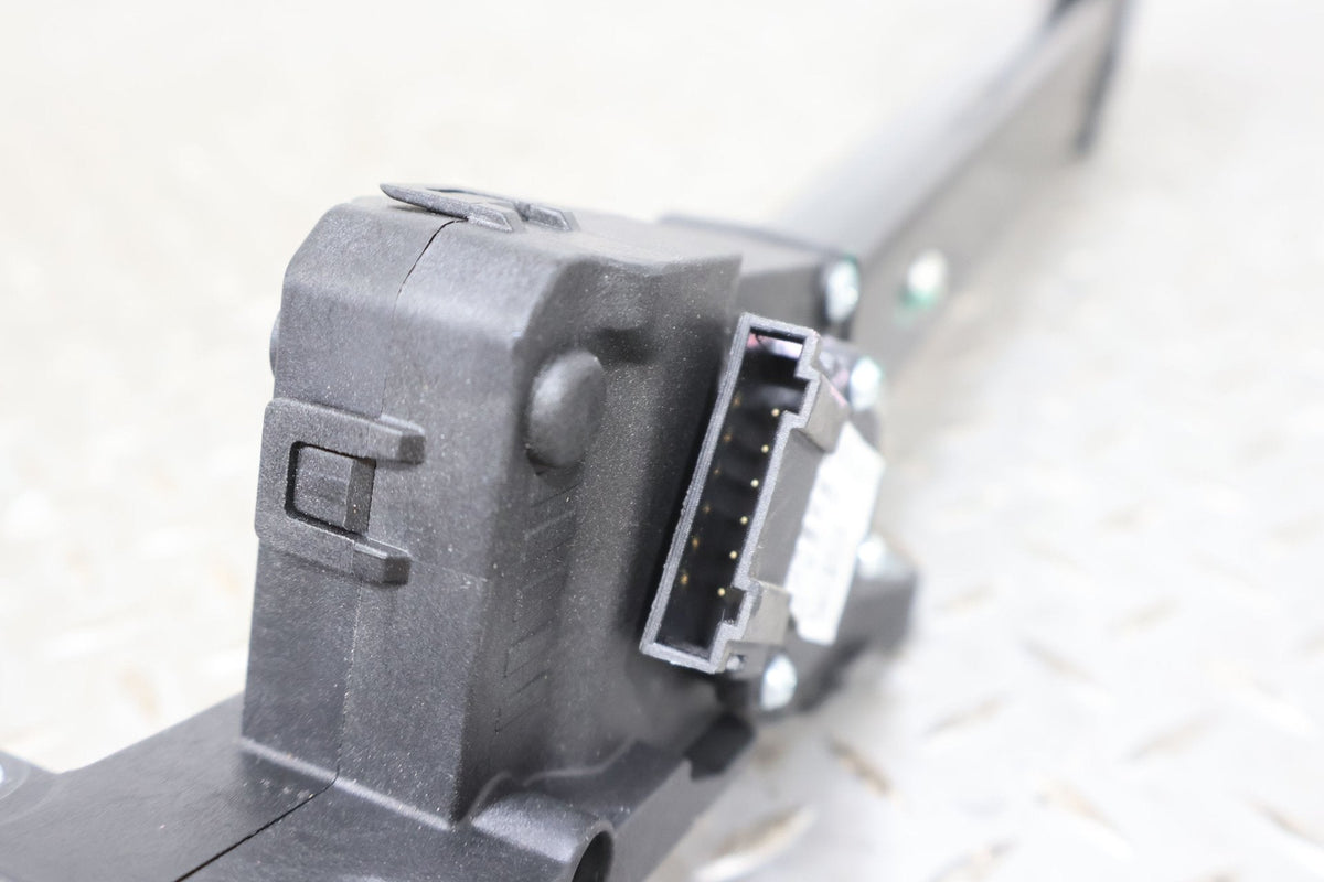 Gas Pedal, 2022, Rivian, R1S