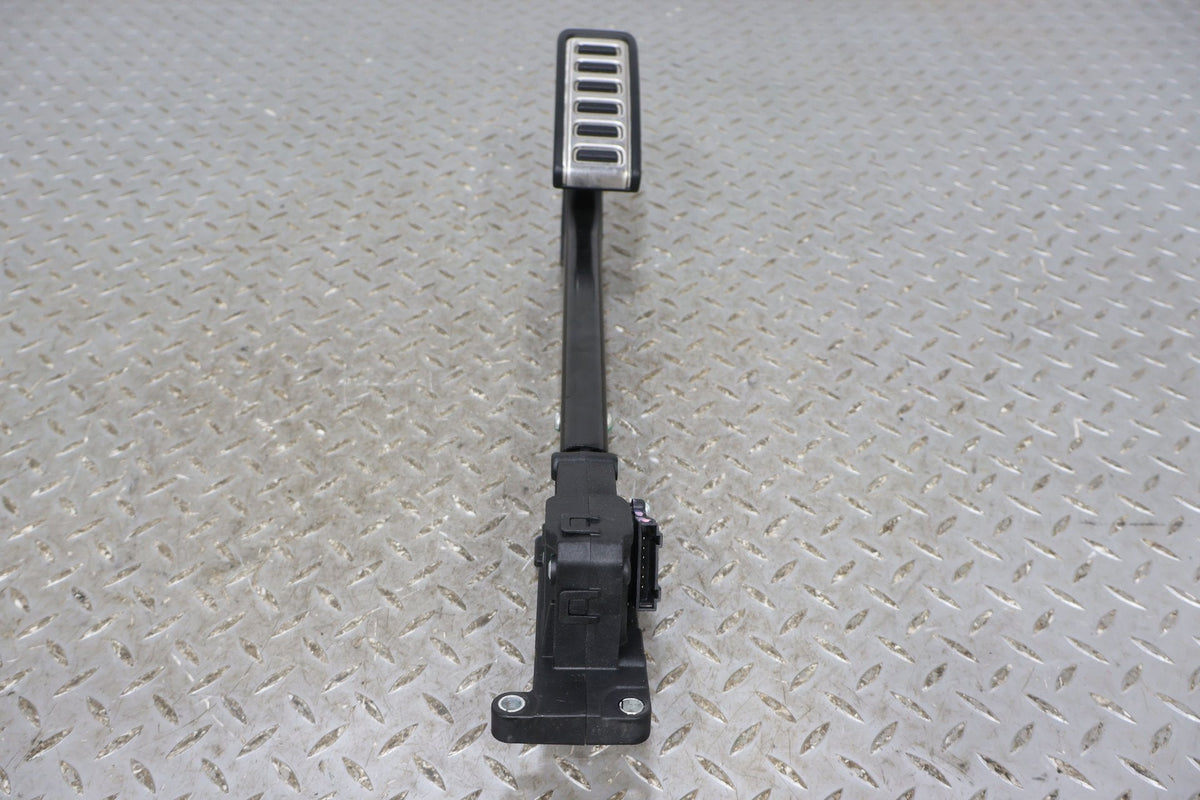 Gas Pedal, 2022, Rivian, R1S