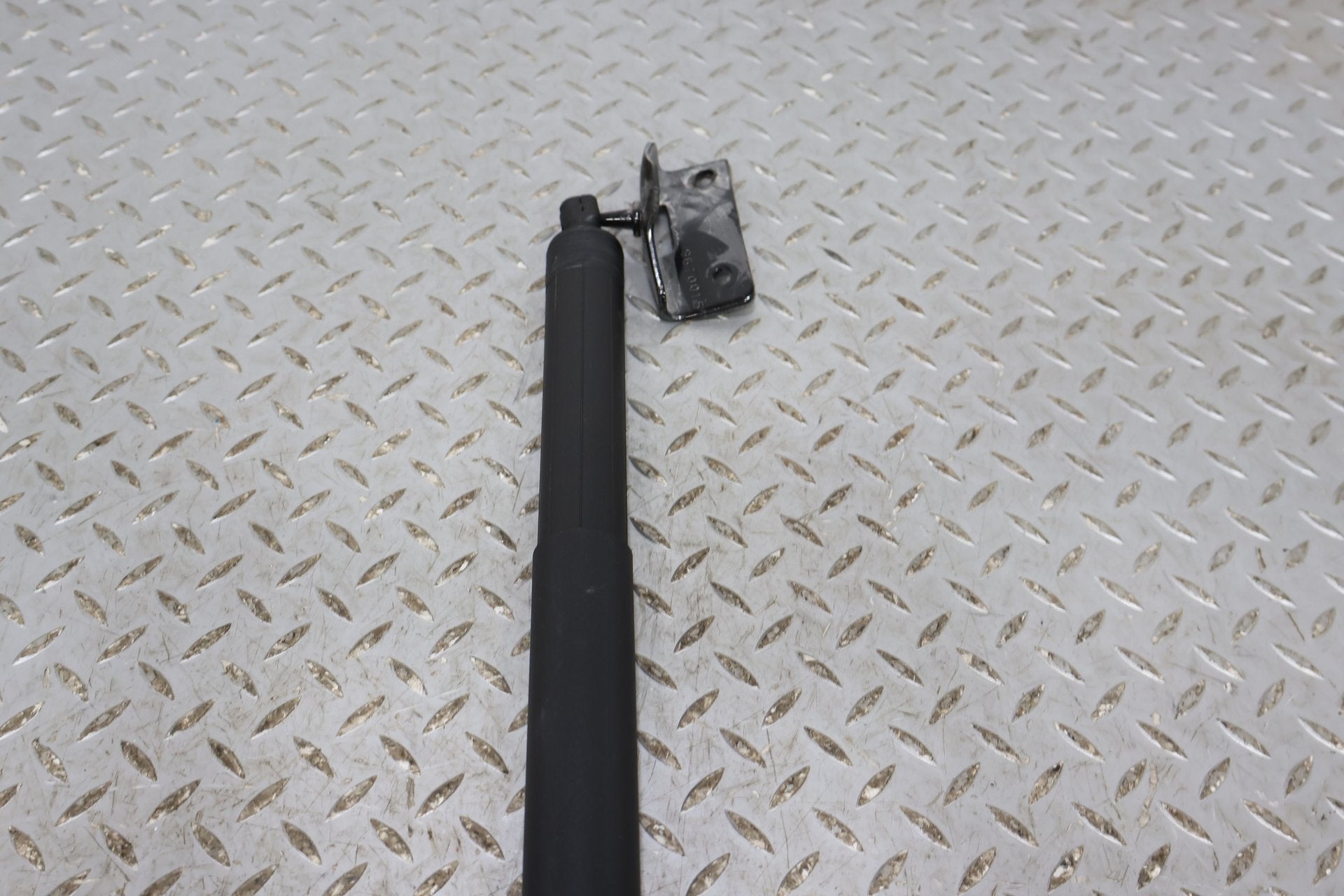 Hatch Strut, 2022, Rivian, R1S