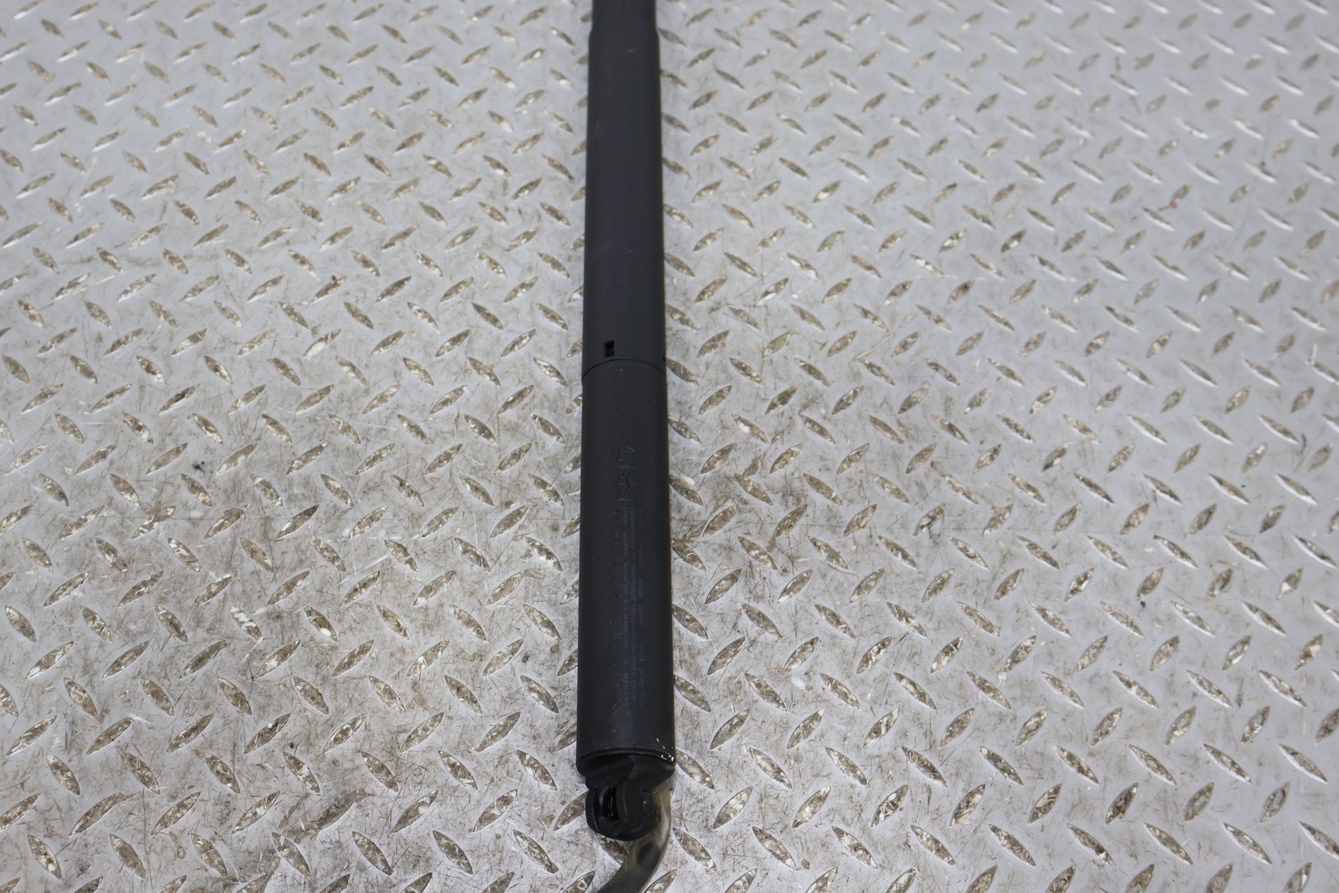 Hatch Strut, 2022, Rivian, R1S