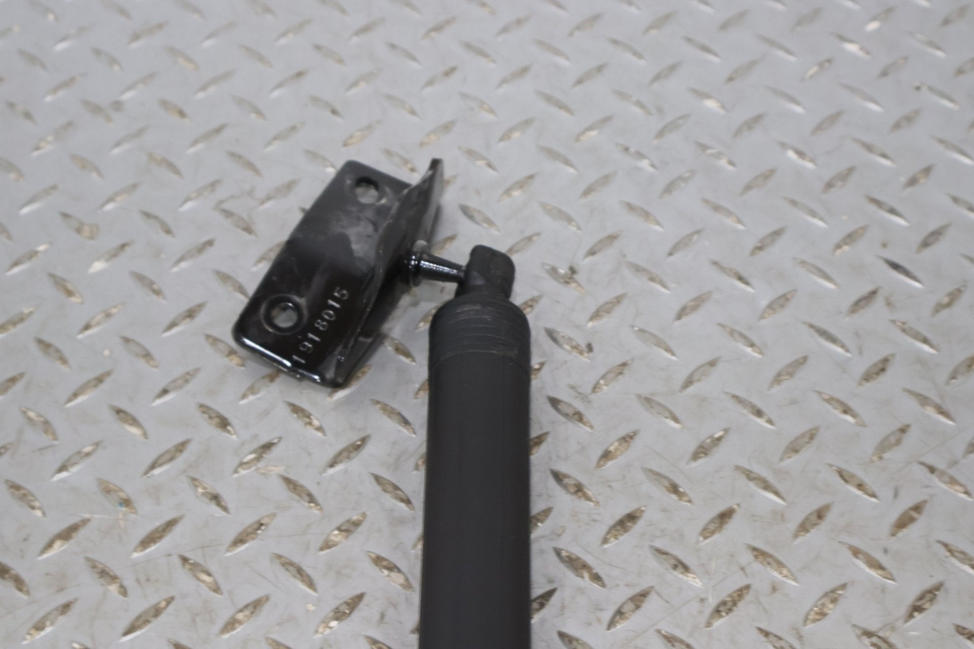 Hatch Strut, 2022, Rivian, R1S