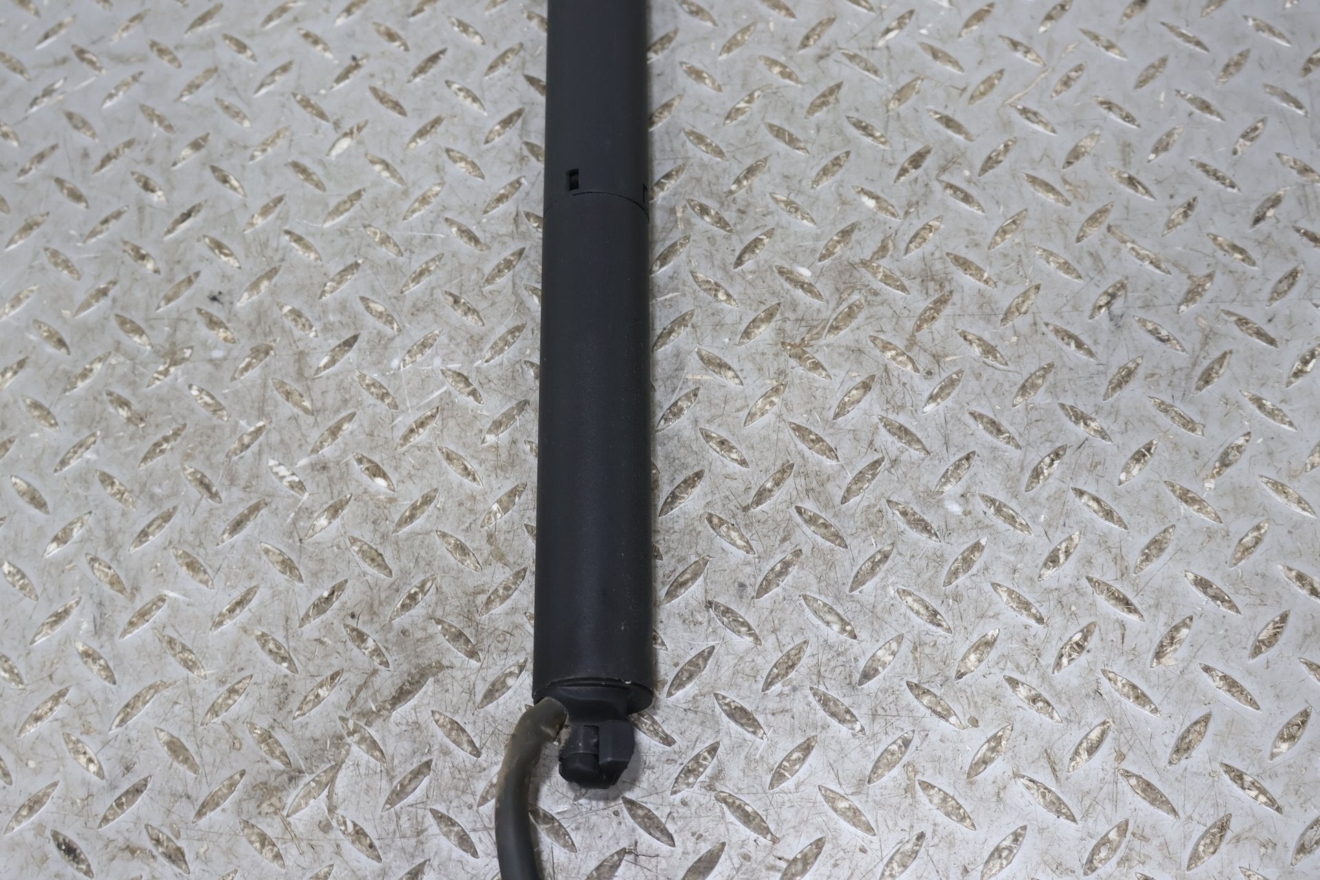Hatch Strut, 2022, Rivian, R1S