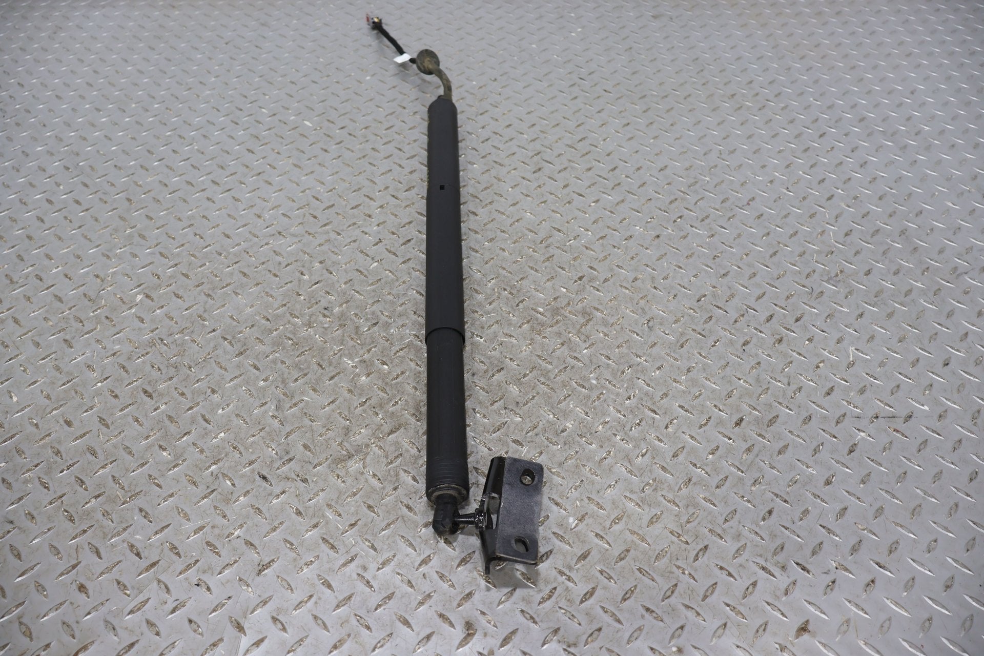 Hatch Strut, 2022, Rivian, R1S