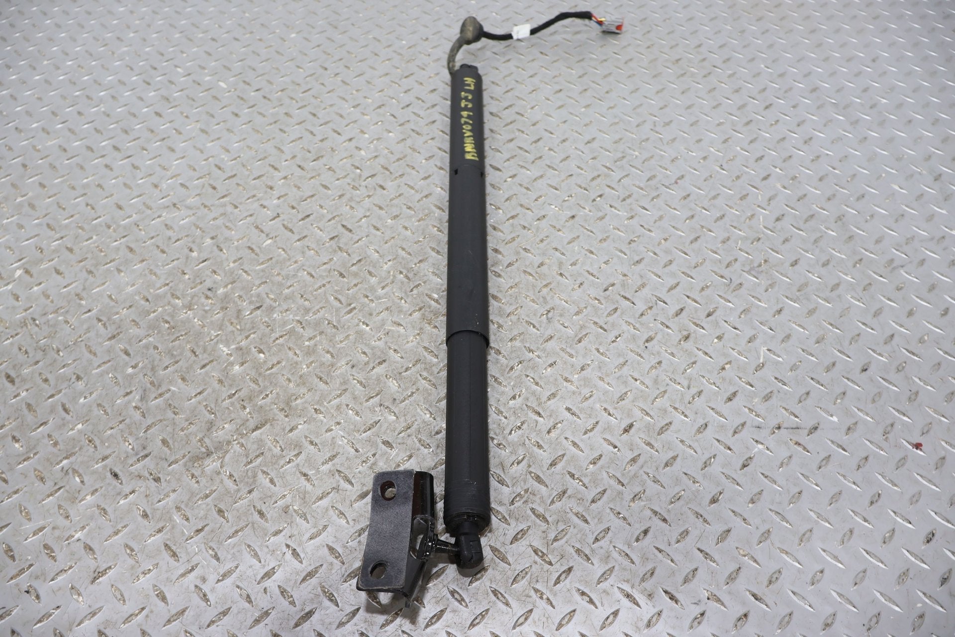 Hatch Strut, 2022, Rivian, R1S