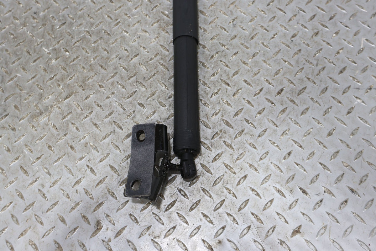 Hatch Strut, 2022, Rivian, R1S