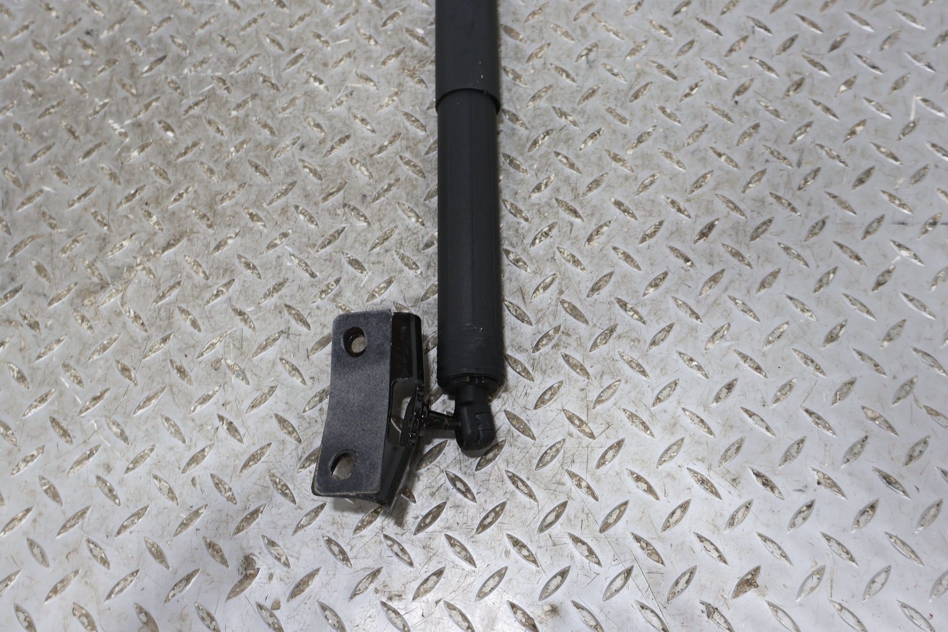 Hatch Strut, 2022, Rivian, R1S