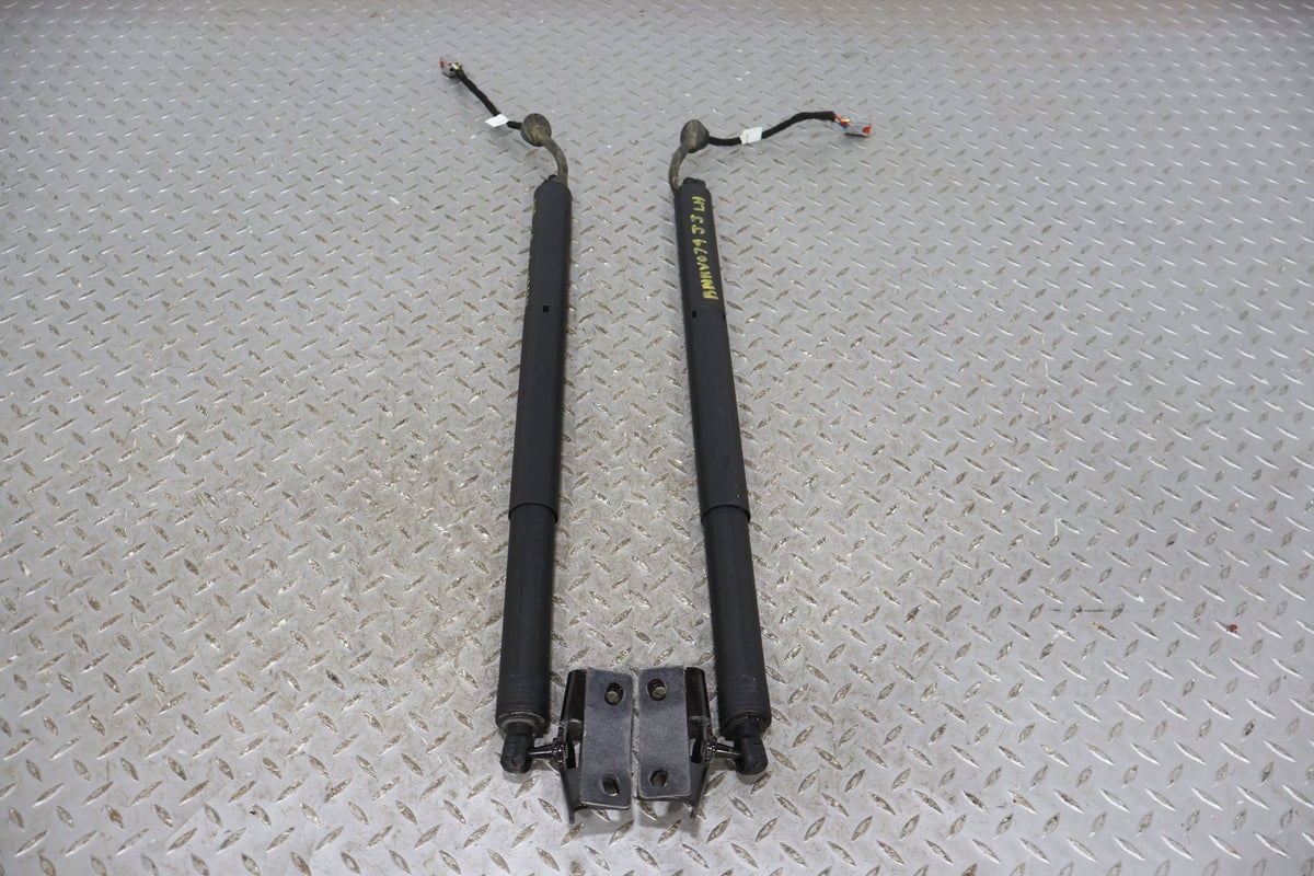 Hatch Strut, 2022, Rivian, R1S