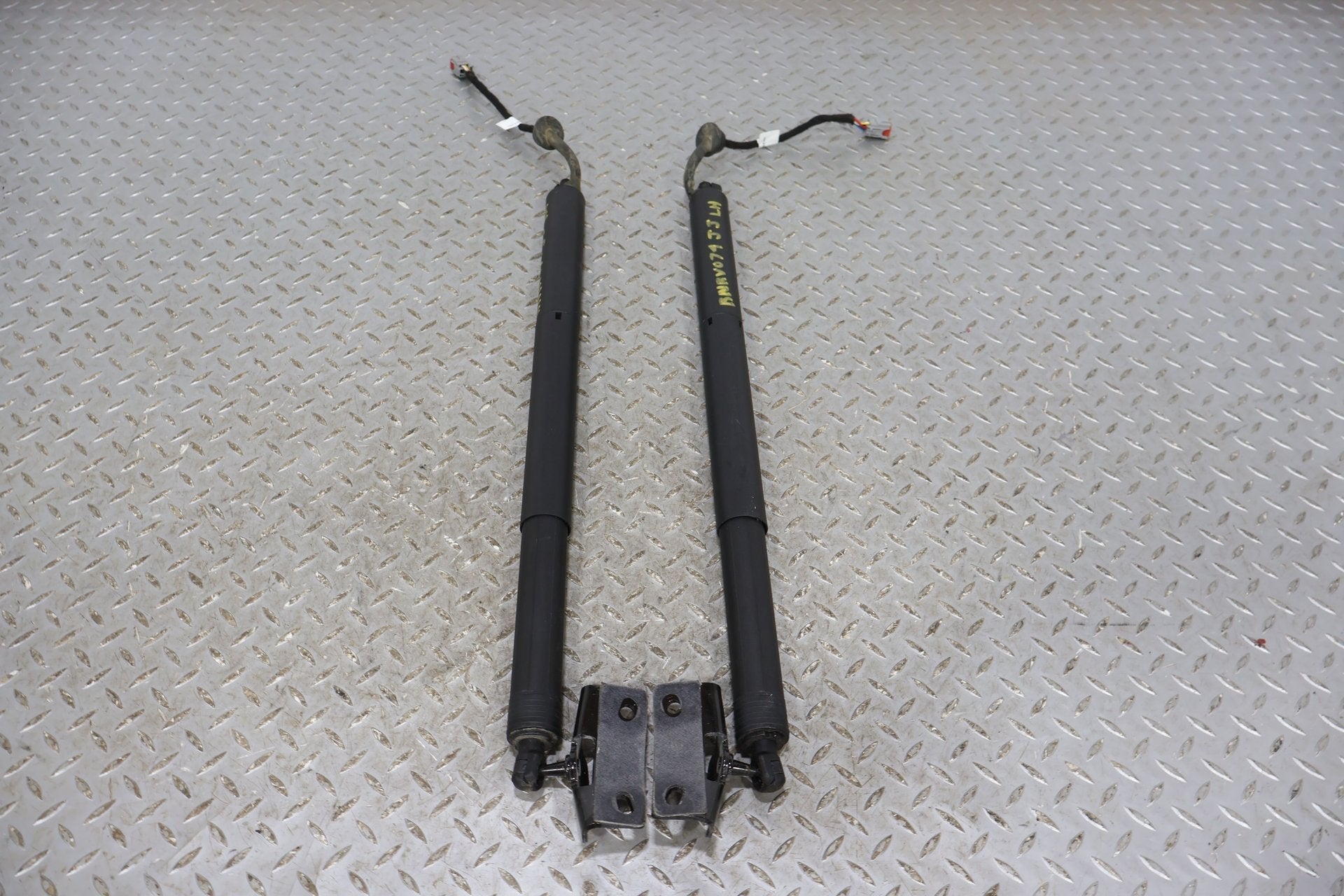 Hatch Strut, 2022, Rivian, R1S