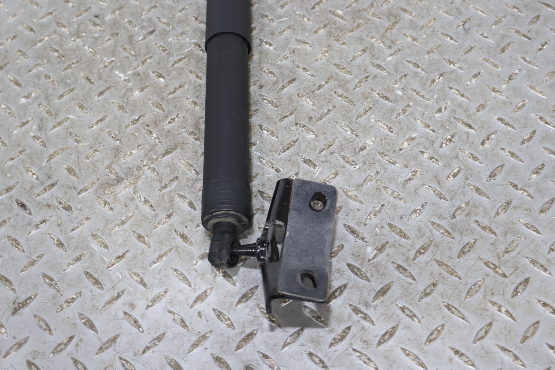 Hatch Strut, 2022, Rivian, R1S