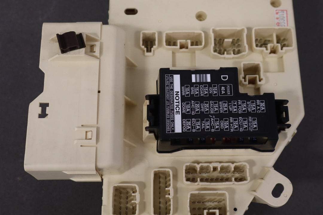 Lexus LX470 J100 4.7 Cabin Fuse Box