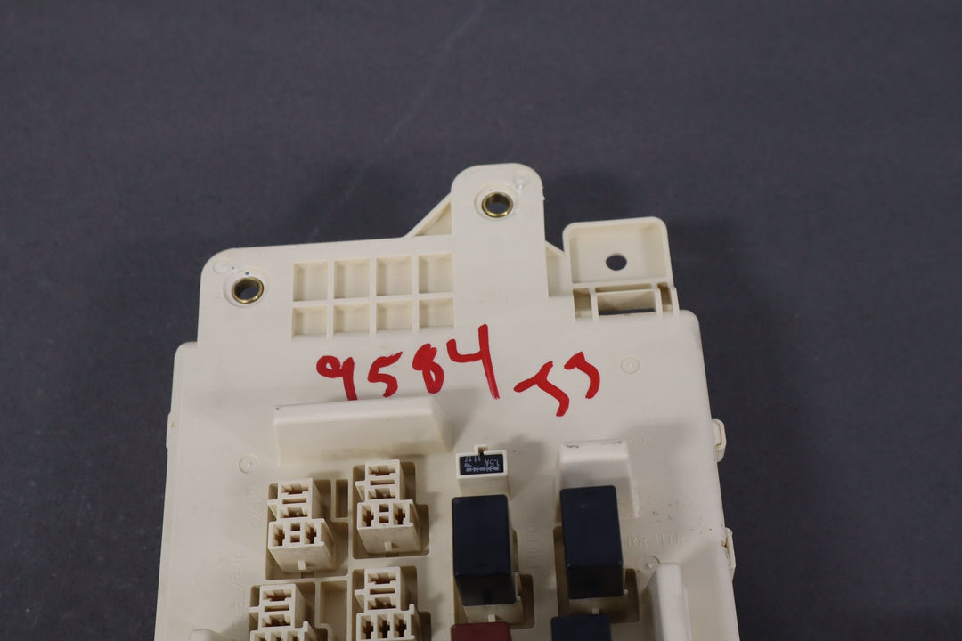 Lexus LX470 J100 4.7 Cabin Fuse Box