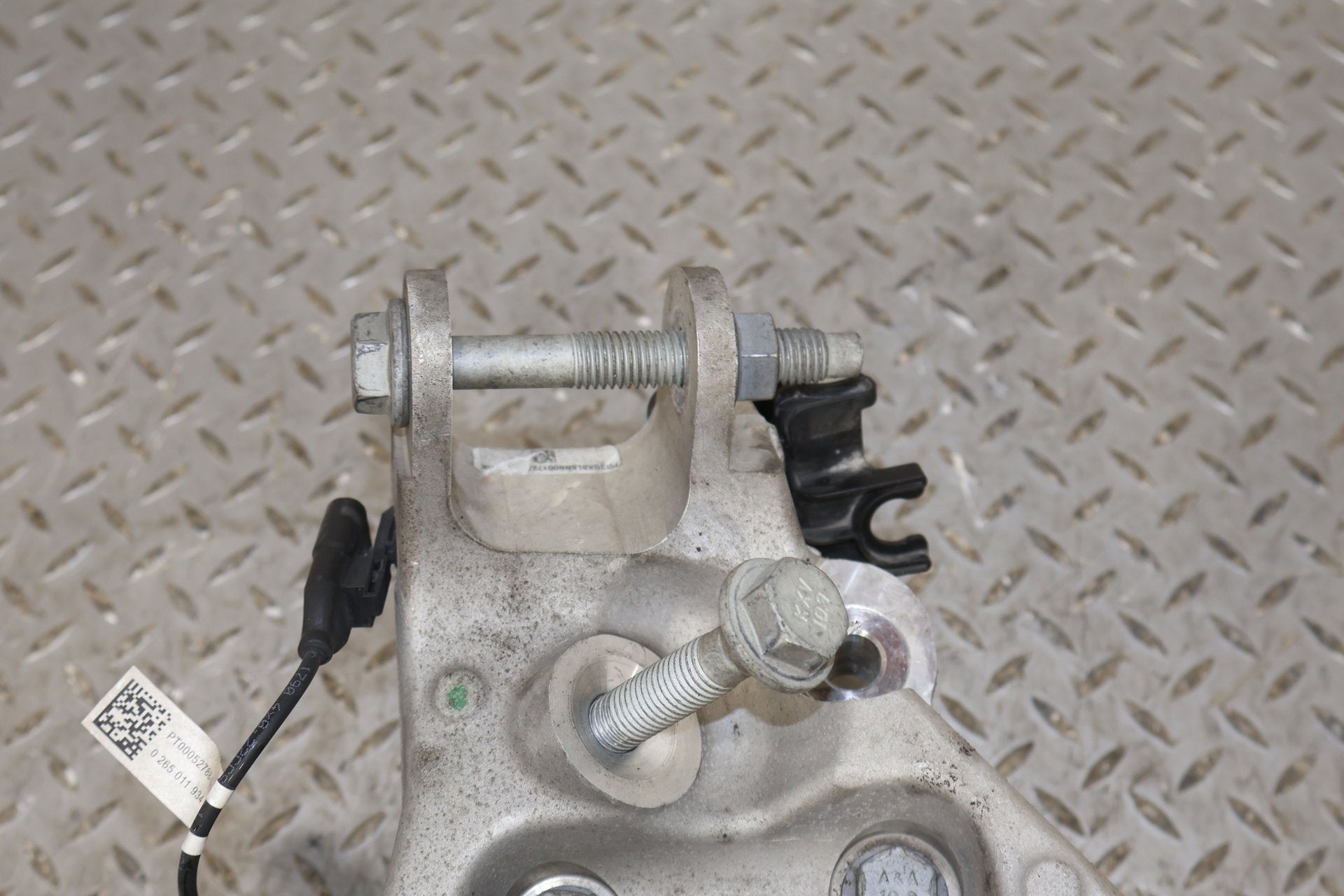 Right Rear Knuckle, 2022, Rivian, R1S