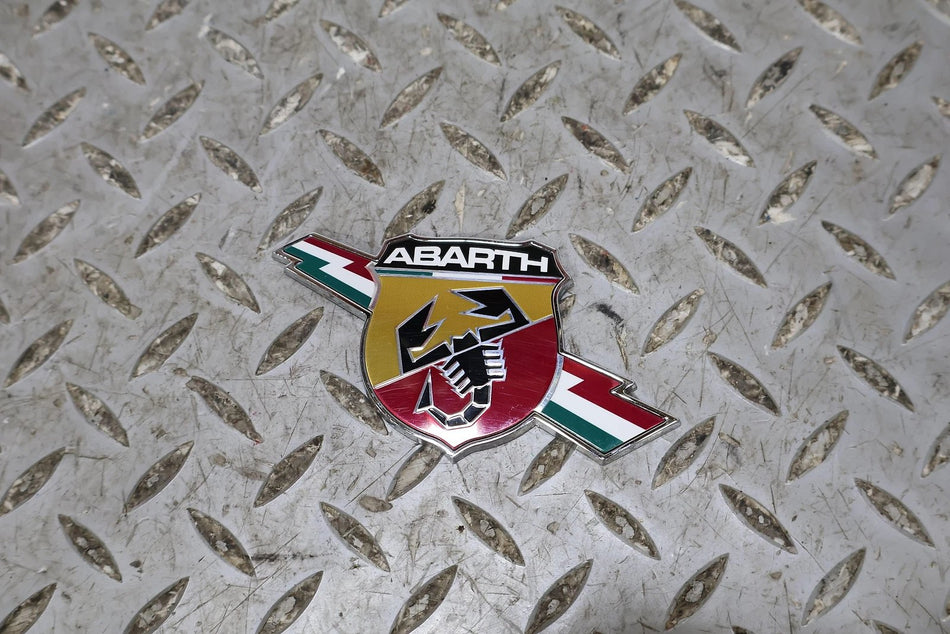 2012 Fiat 500- Emblem