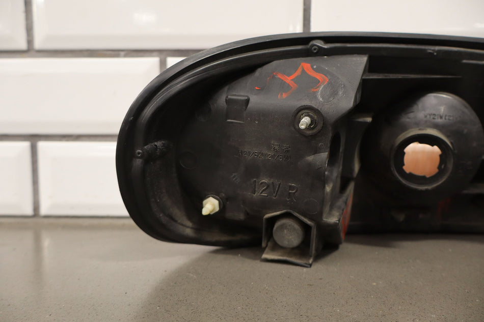 2001-2005 Mazda MX-5 Miata Right Tail Light N06651150