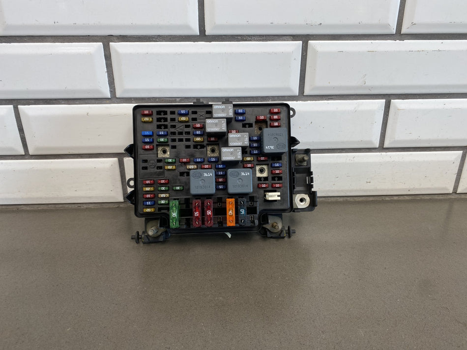 1999-2002 Chevrolet Silverado GMT800 5.3L Engine Fuse Box 15811689
