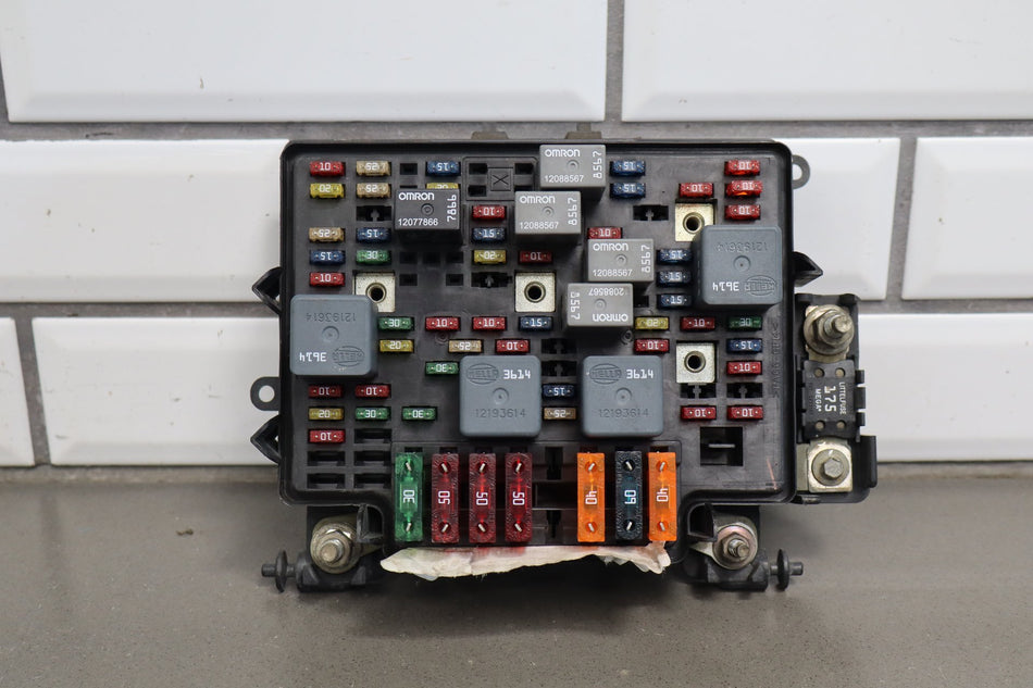 2002 Chevrolet Silverado 3500 6.6L LB7 Duramax Diesel Engine Fuse Box 15811689
