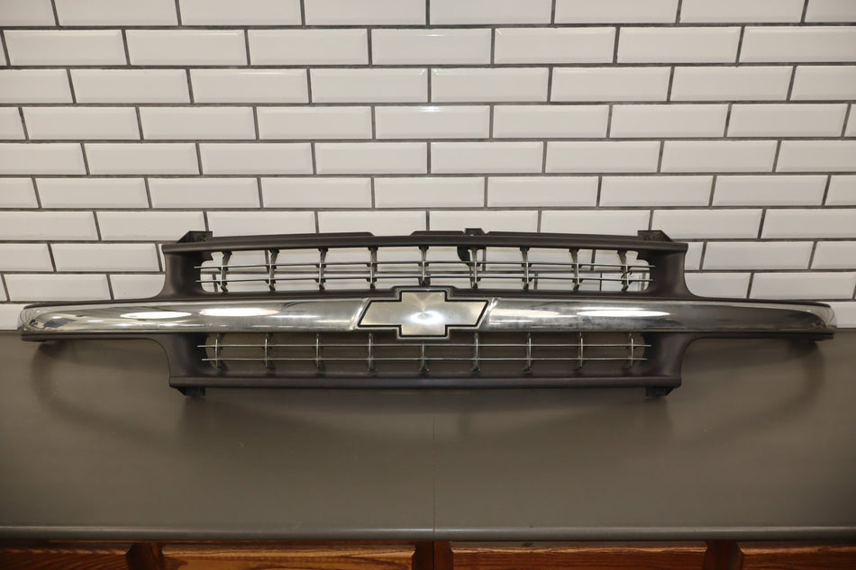 01-02 Chevy Silverado 2500HD/3500 OEM Front Grille with Lights 15747824
