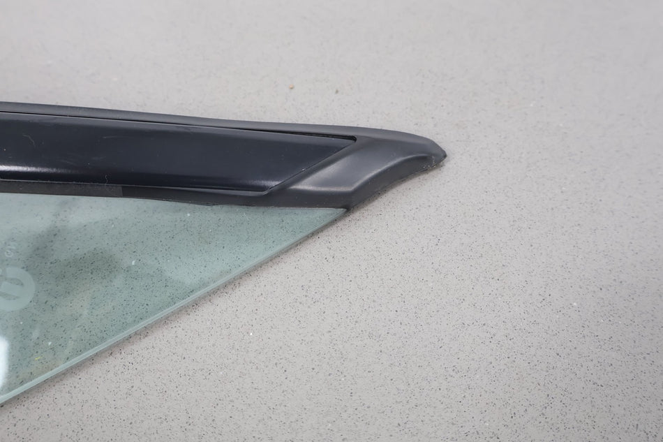 17-20 Fiat 124 Spider Front Right rH Vent Window Glass W/ Frame (See Photos)