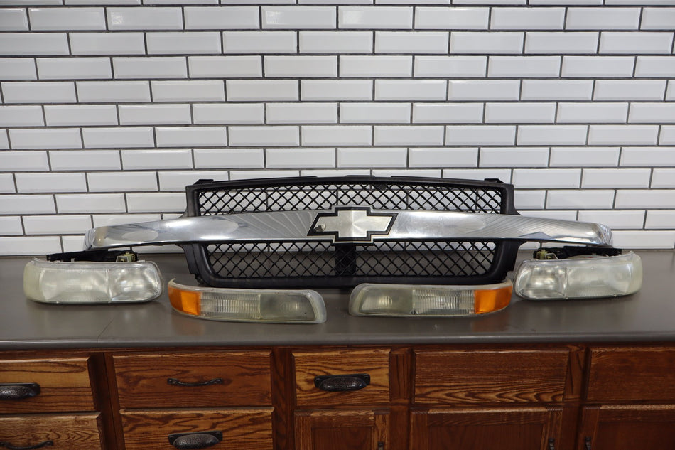 01-02 Chevy Silverado 2500HD/3500 OEM Front Grille with Lights 15747824