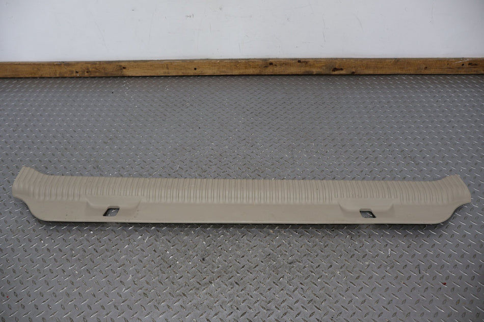 03-06 Cadillac Escalade Hatch Sill Plate (Shale)