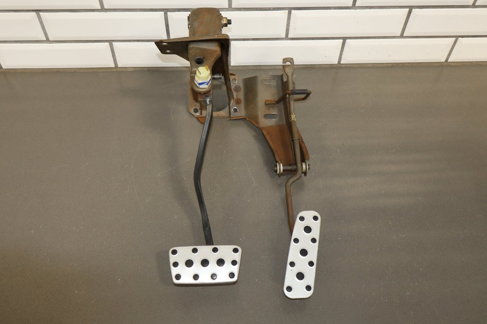 2004-2006 Pontiac GTO Automatic Throttle & Brake Pedals OEM