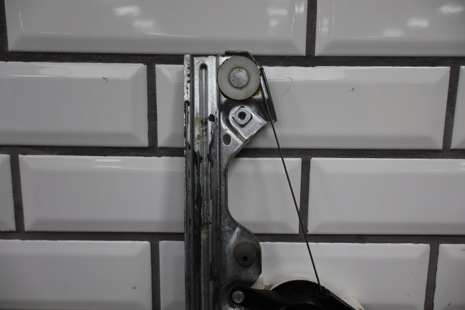 2007-2014 Chevrolet Suburban 1500 Left Front Door Regulator 20945138 OEM