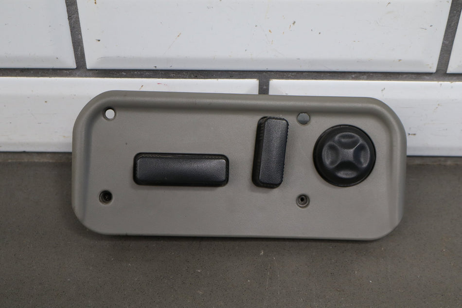 2003-2007 Hummer H2 - Driver Left Power Seat Adjuster Switch - Damaged Mounts