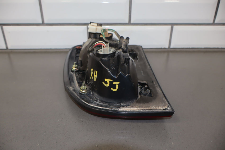 1998-2002 Lexus LX470 Inner Right Tail Light 8158060040