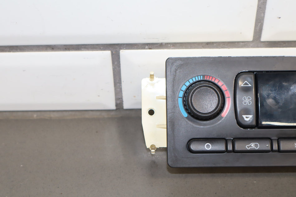 2005-2007 GMC Sierra 2500 Climate Control 15855848 OEM