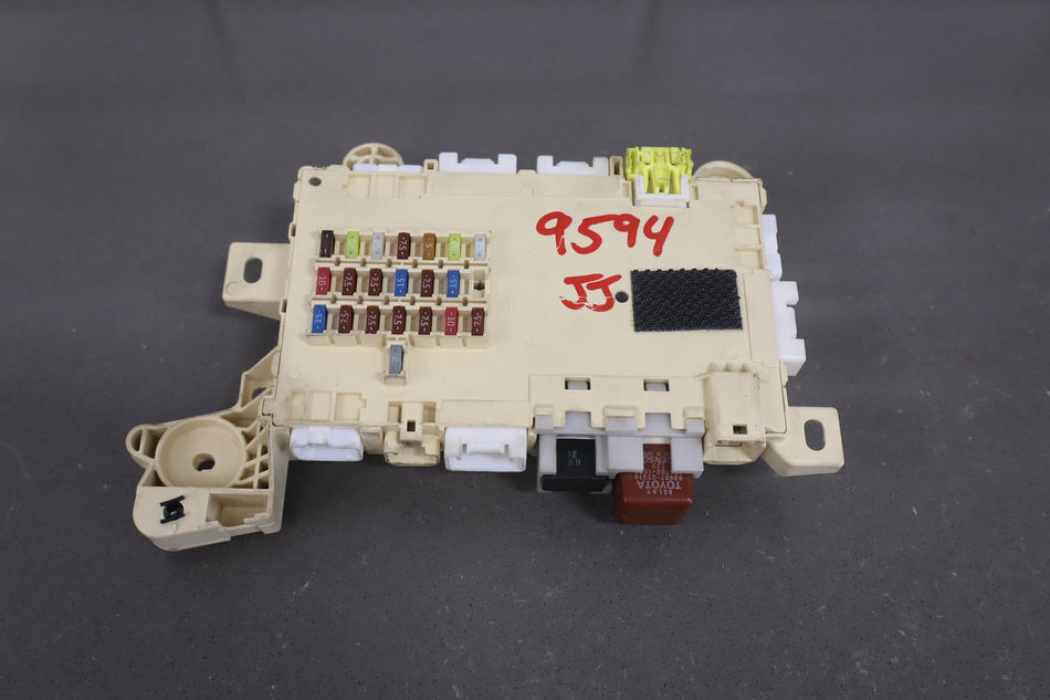 2004 Lexus LS430 Base F30 4.3L Cabin Fuse Box