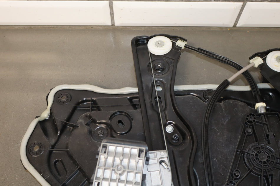 2023 Tesla Y- Right Rear Door Regulator