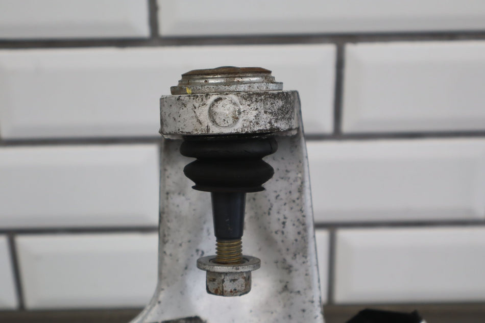 2006 Cadillac XLR- SPINDLE KNUCKLE FRONT