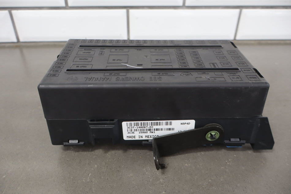2003 Ford F-250 Super Duty- Cabin Fuse Box