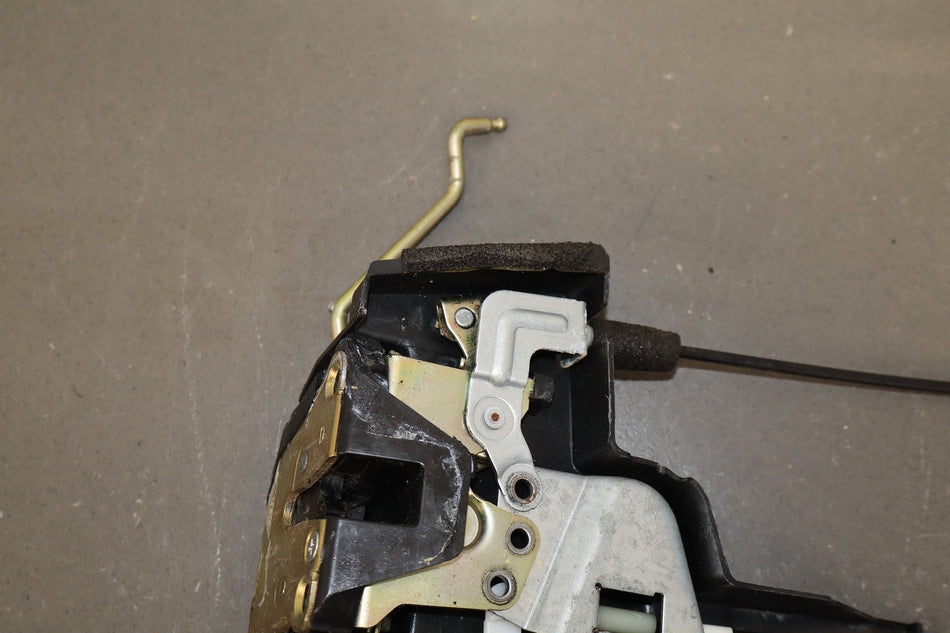 98-00 Toyota Land Cruiser/ Lexus LX470 J100 Left Front Door Latch 69040-60081