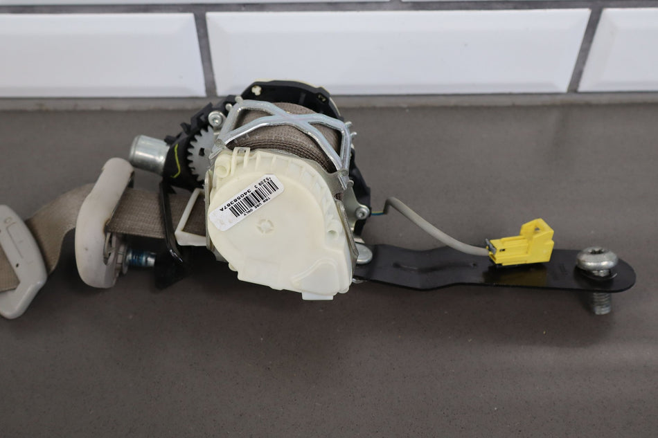 2009 Chevrolet Suburban 1500- Front Seat Belt