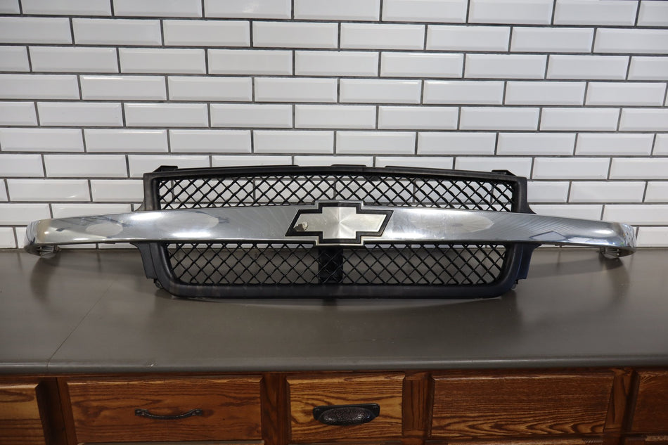 01-02 Chevy Silverado 2500HD/3500 OEM Front Grille with Lights 15747824