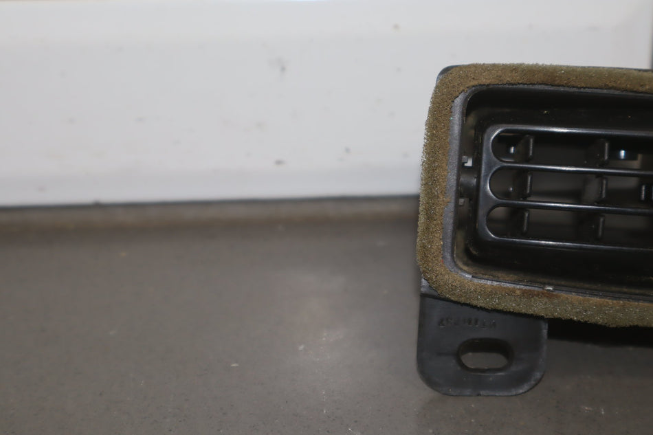 2004-2006 Chevrolet SSR Outer Driver Left Dash Air Vent