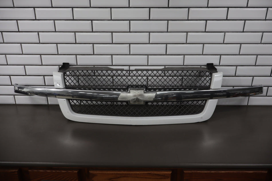 03-05 Chevy Silverado GMT800 Cateye OEM Grille with Lights Chrome/ Olympic White 50
