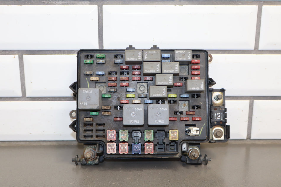 03-05 Chevy GMC 2500HD 6.6L Duramax Diesel Underhood Fuse Box OEM 15811689
