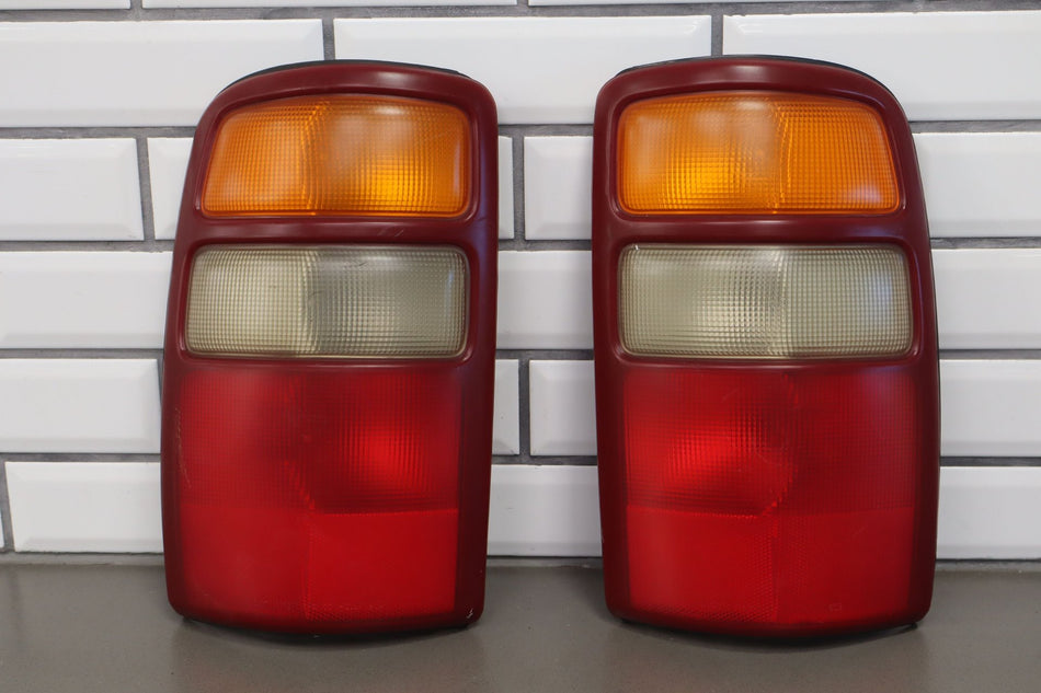 2002 Chevrolet Suburban 2500- TAIL LIGHT ASSEMBLY