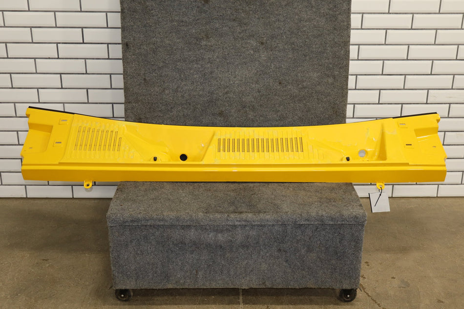 2003-2009 Hummer H2 - Center Cowl Vent Panel Yellow 43 19256401