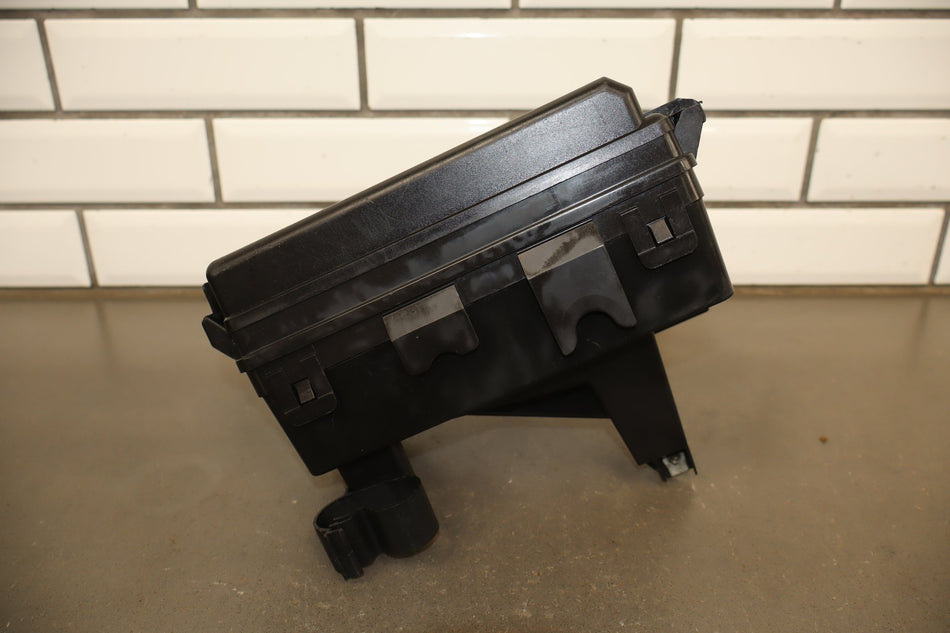 05-07 Chevy Corvette C6 LS2 Engine Fuse Box OEM